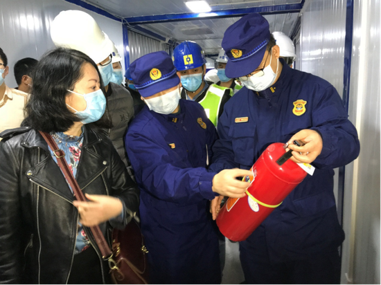 检查消防器材
