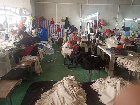 平桂区华梦制衣厂工人在作业