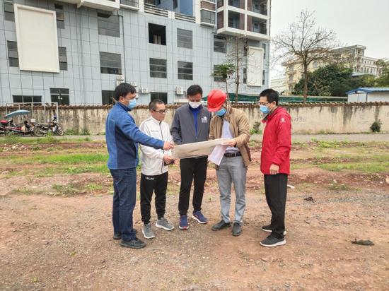 实地调研东兴市鹭岭体育休闲公园