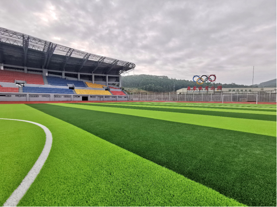 新建成的鹿寨体育公园成为县城标志性建筑和靓丽风景。闭业升 摄