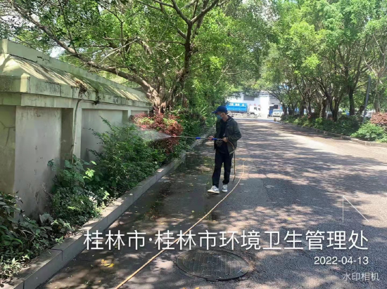 消杀工作人员对绿化带进行消杀