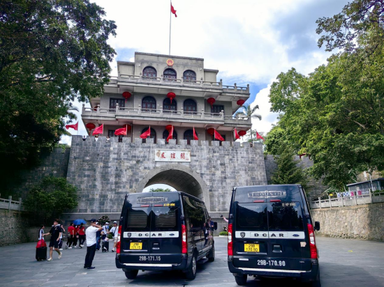 越南河内-中国南宁国际直达客运车辆经中国友谊关口岸入境。 宋健 摄