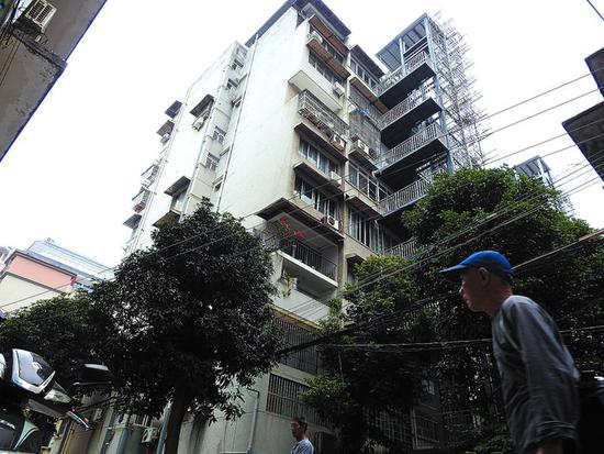 民主路广西群众艺术馆住宅区加装的电梯,预计明年春节前全部投入使用