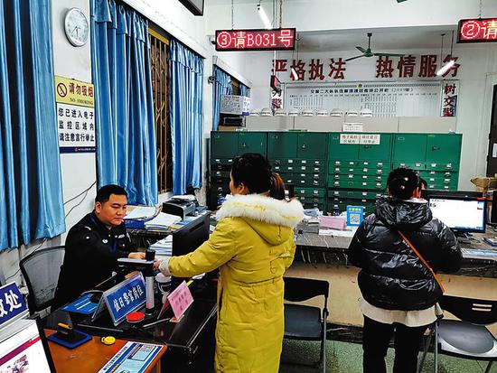 为应对节前业务处理高峰,南宁交警支队二大队每天延长两小时下班为市民服务 本报记者程勇可摄