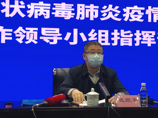 南宁海关党委委员、副关长武跟平介绍情况 苏霞/摄