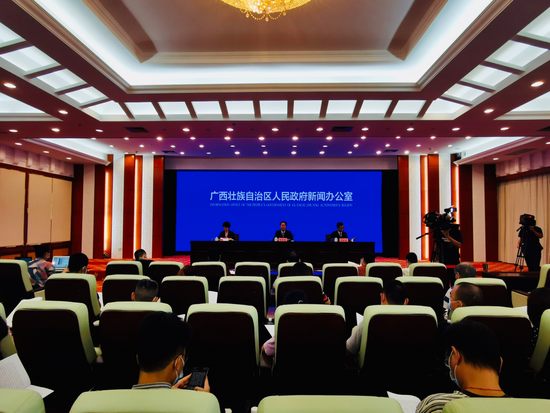 “决战决胜脱贫攻坚”崇左专场新闻发布会现场。