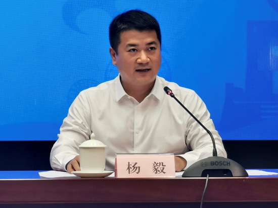 鹿寨县人民政府县长杨毅在新闻发布会上回答提问