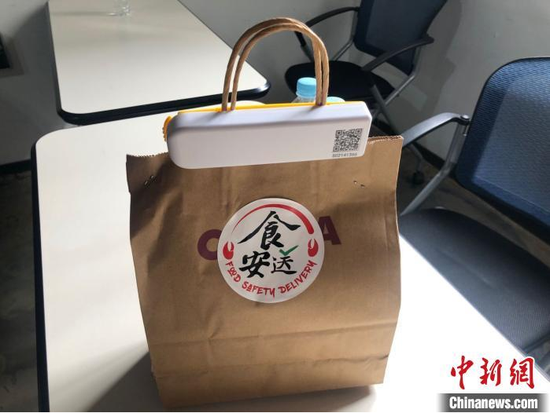 资料图:9月22日,上海2020年食安封签宣传活动现场首次推出了可循环使用的“食安封签”。上海市市场监管局供图