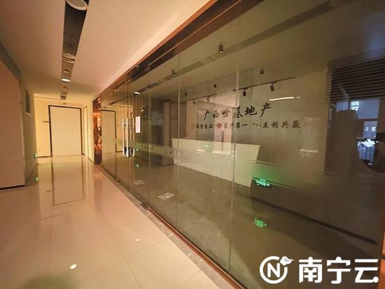 广西世基商业管理公司被超百名租客投诉,其办公地已是大门紧闭,人去楼空