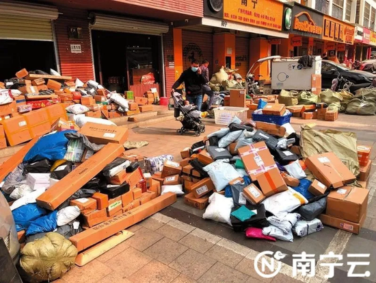 快递小哥将快递分类放好。记者宋延康摄
