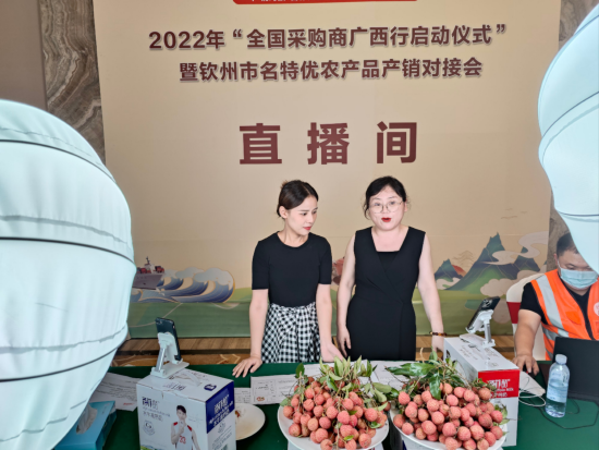 启动仪式现场,主播对外向网友推荐钦州特产