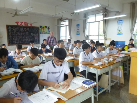 听从德国库尔专家的讲课,认真做笔记 (第二排左二)
