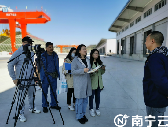 该项目建成后将借助其优越的区位优势,顺着陆海新通道北接渝新欧班列,南连北部湾港口,形成南下达海,北上川渝,乃至出国的物流通道节点作用。记者 赖有光 摄