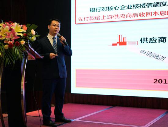 客户经理黄新政介绍融资服务方案