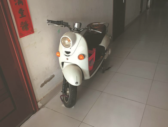 违规 停放在楼道内的电动车