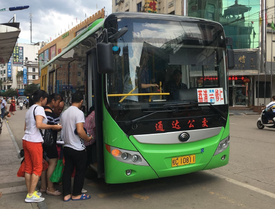 群众乘坐荔浦市至修仁镇城乡公交车