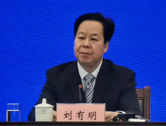 崇左市委书记刘有明在新闻发布会上回答提问。
