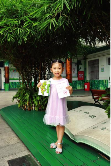 南宁市逸夫小学的录取通知书介绍了“书香竹韵”校园文化。(学校供图)