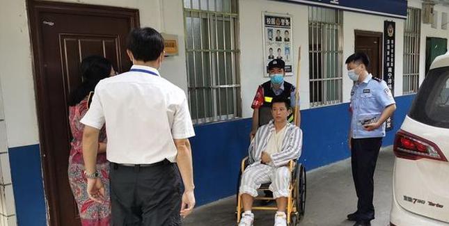 考生因病住院行动不便南宁民警全程送考