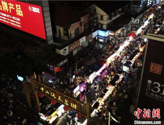 航拍人潮涌动的南宁市中山路美食街夜市。 蒋雪林 摄