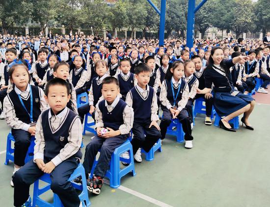 同学们被精彩的演出所吸引。