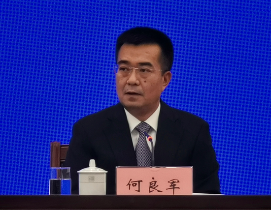 崇左市委副书记、市长何良军在新闻发布会上回答提问。