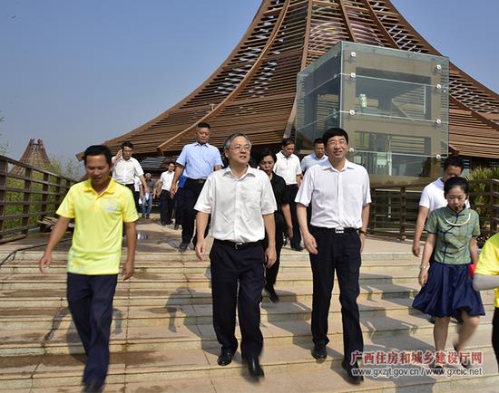 启动仪式结束后,与会嘉宾参观园博园