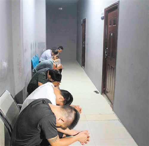 西乡塘警方查获涉黄人员(均为警方供图)
