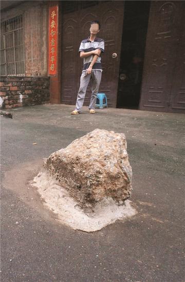 小巷车位被人为设置障碍物 霸占车位手段五花