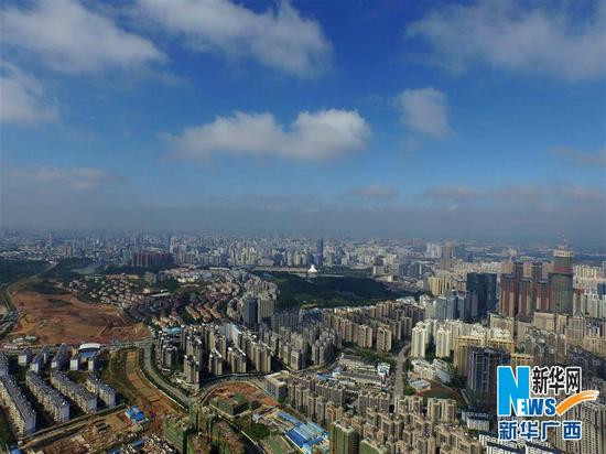 这是蓝天白云映衬下的广西南宁市区(新华社记者黄孝邦 11月21日摄)。