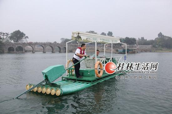 行驶中的漓江电动排筏。