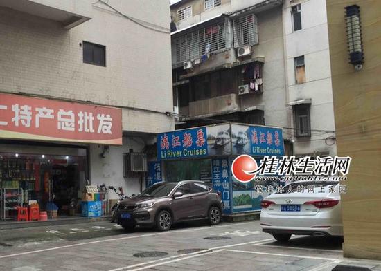 在滨江路上,一家直接以“漓江船票”为招牌的旅行社营业网点。