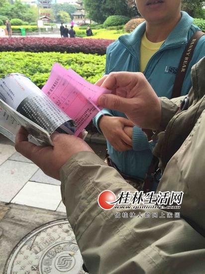 在暗访期间,还出现多次“野马”拉客行为,滨江路上有的“野马”手上还持有旅行社盖章的游览结算凭证单据。