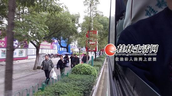 为了躲开运管执法人员,班车在马路上龟速行驶,一群拿着行李的乘客则跟在班车后面小跑,直到行驶出一公里多的距离,才停车上客。