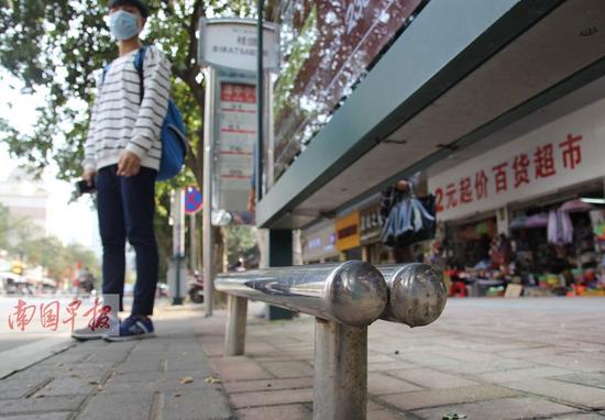 图为潭中小学公交车站的便民候车椅,离地仅20厘米左右。