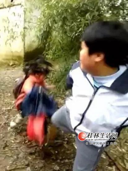 灌阳打人事件中,一男孩飞踹女孩(视频截图)