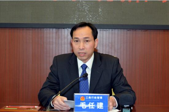 图为自治区工商局新闻发言人、副局长毛任建在新闻发布会上