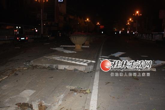 发生在七星区的一起小车撞坏道路护栏现场