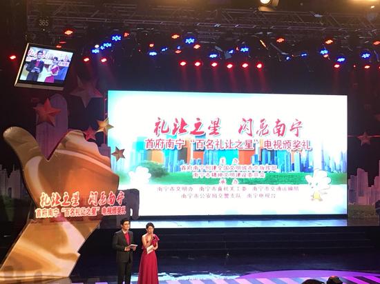 南宁奖励百名私家车礼让达人500元加油卡