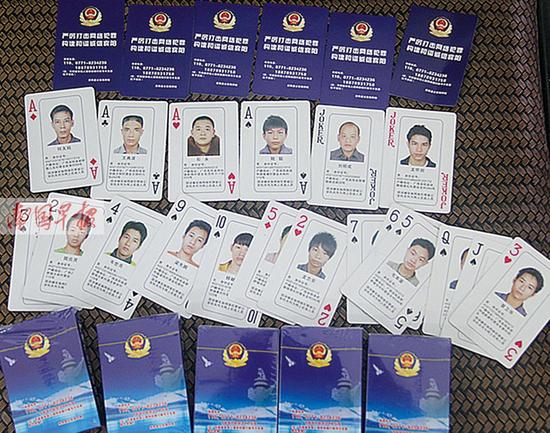 通缉令印上扑克牌 每张牌线索悬赏2000元(图