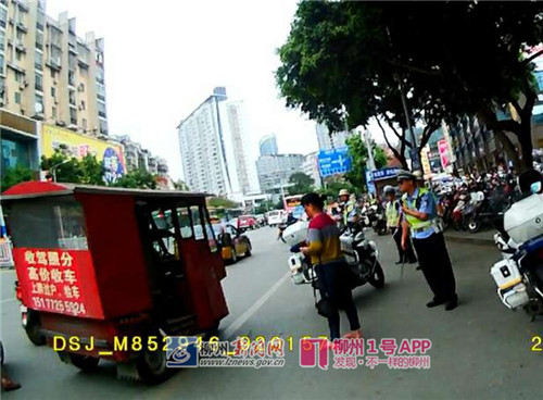 黎某驾驶正三轮摩托车在汽车南站门前乱停,无视柳南交警纠正