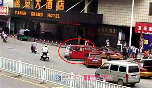 黎某丈夫黄某驾车前来,威胁民警要回被扣车辆,并接走妻子黎某去火车站找车