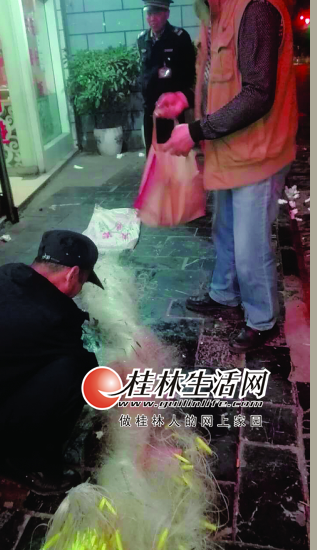 12日凌晨,信义路上穿着保安制服分鱼的人(图片由报料人提供)