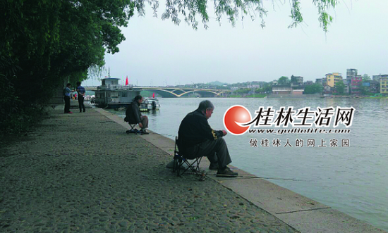 14日上午,滨江路河段的垂钓者。记者姚茂贤 摄