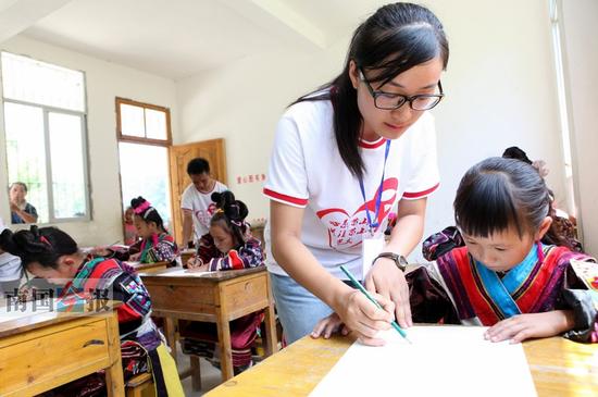 贫困女大学生身患重病不忘支教 获好心人捐助10万_新浪广西_新浪网