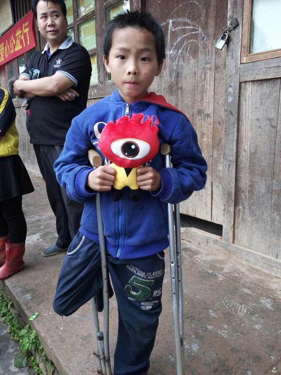 广西体彩联合爱心企业爱心助学活动 走进三江