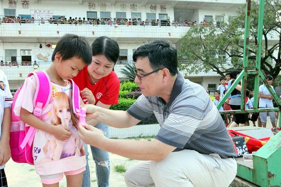 中国银行钦州分行团委到精准扶贫点慰问孤儿学
