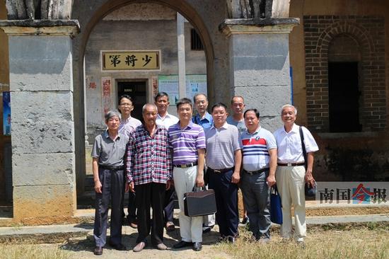 黄肇熙部分后人及文史研究者相聚庄园,在大宅前合影留念.