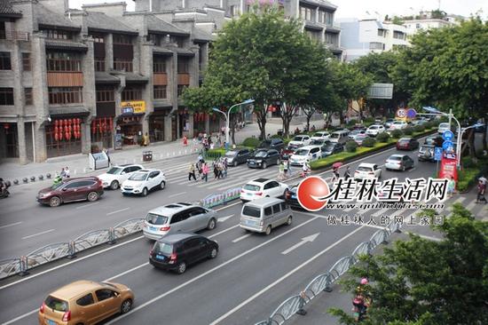 东西巷商业街区建成开业后,激增的人流让原本就车流不少的解放东路通行情况显得更为严峻。