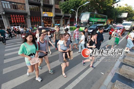 在连接东西巷和正阳步行街的斑马线上,行人经常随意穿过,影响了车辆的通行。